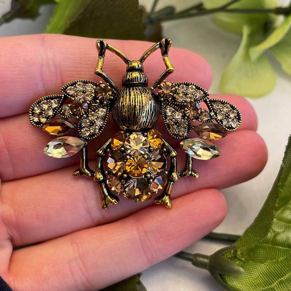 Bee brooch pin jewelry